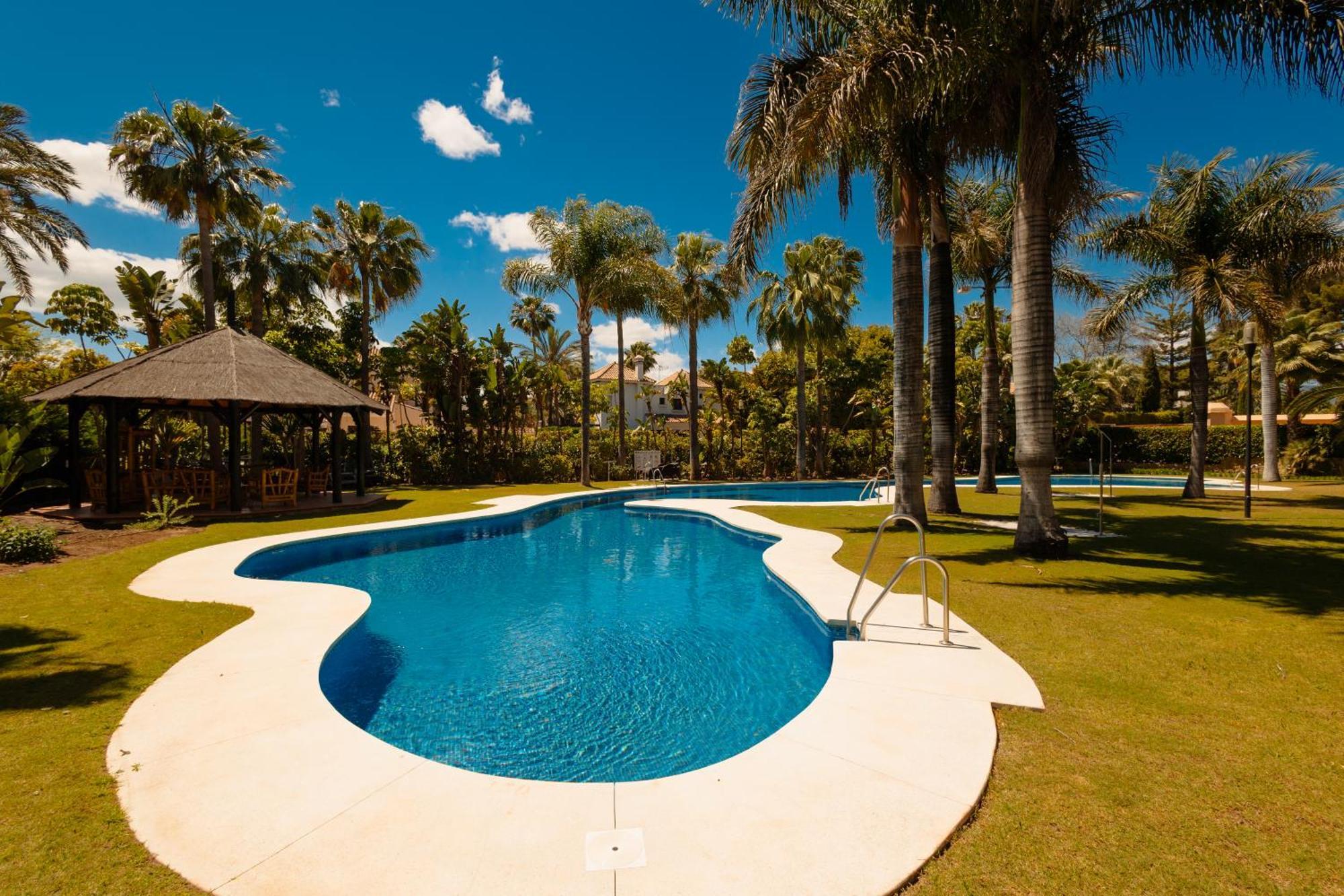 3 Bedroom Apartment, With Private Garden And Terrace, In Puerto Banus Apartament